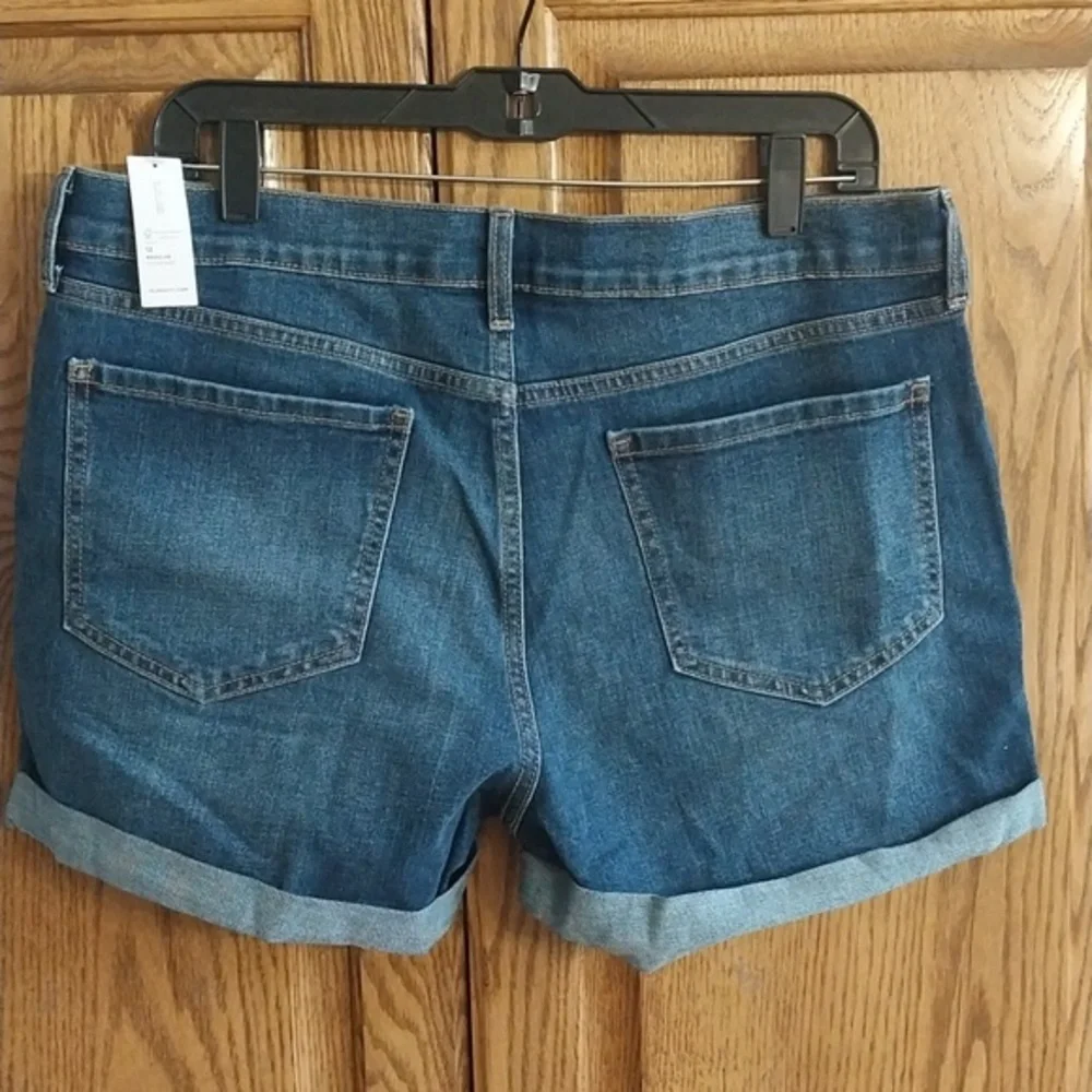 Old Navy NWT Women's Semi-Fitted Cuffed Denim Jean Shorts Size 12 Med‎ Blue Wash